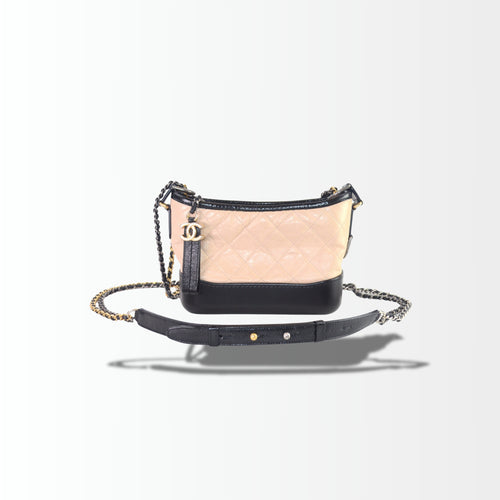 Chanel Gabrielle Hobo Small Beige Schwarz – Vorderansicht mit Kettenriemen