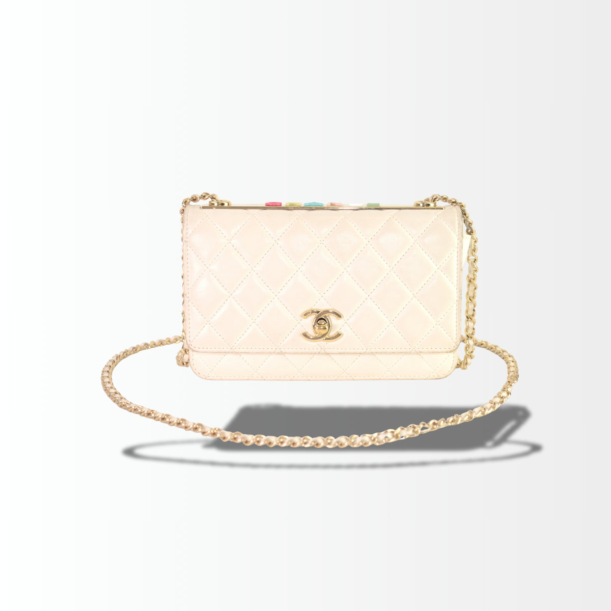 Chanel Schultertasche aus weißem gestepptem Leder mit goldfarbener Kette – Seitenansicht