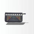 Fendi Monster Zip Around Langbörse Schwarz mit gold- und rotfarbenen Nieten und weißen Details – Vorderansicht