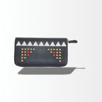 Fendi Monster Zip Around Langbörse Schwarz mit gold- und rotfarbenen Nieten und weißen Details – Vorderansicht