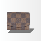 Alt-Text Hauptbild Louis Vuitton Porte-Monnaie Plat aus braunem Damier Ebene Canvas in Vorderansicht