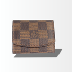 Alt-Text Hauptbild Louis Vuitton Porte-Monnaie Plat aus braunem Damier Ebene Canvas in Vorderansicht