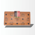 MCM Visetos Continental Wallet in Cognac mit schwarzem Monogramm und Tricolor-Verschluss in Vorderansicht