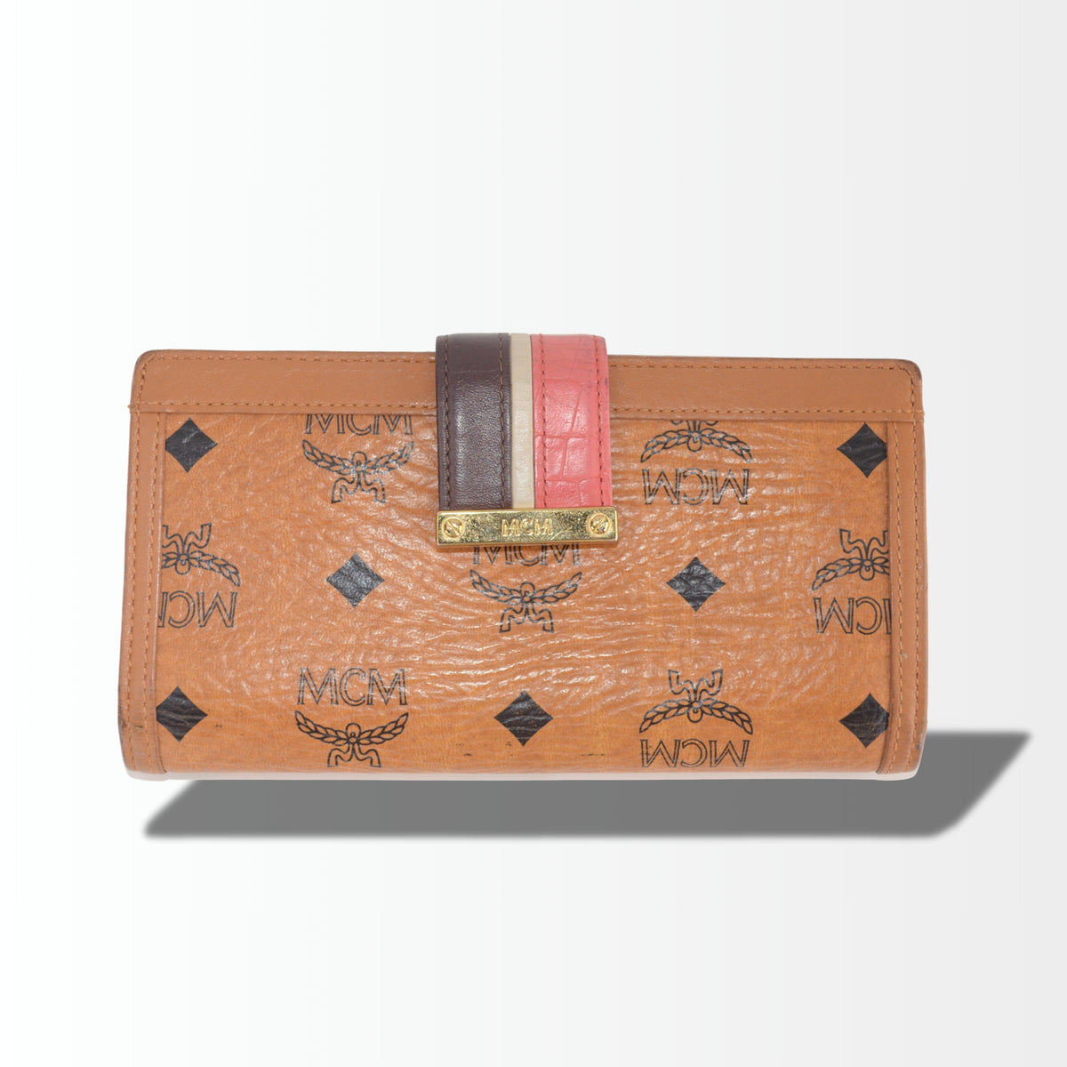 MCM Visetos Continental Wallet in Cognac mit schwarzem Monogramm und Tricolor-Verschluss in Vorderansicht