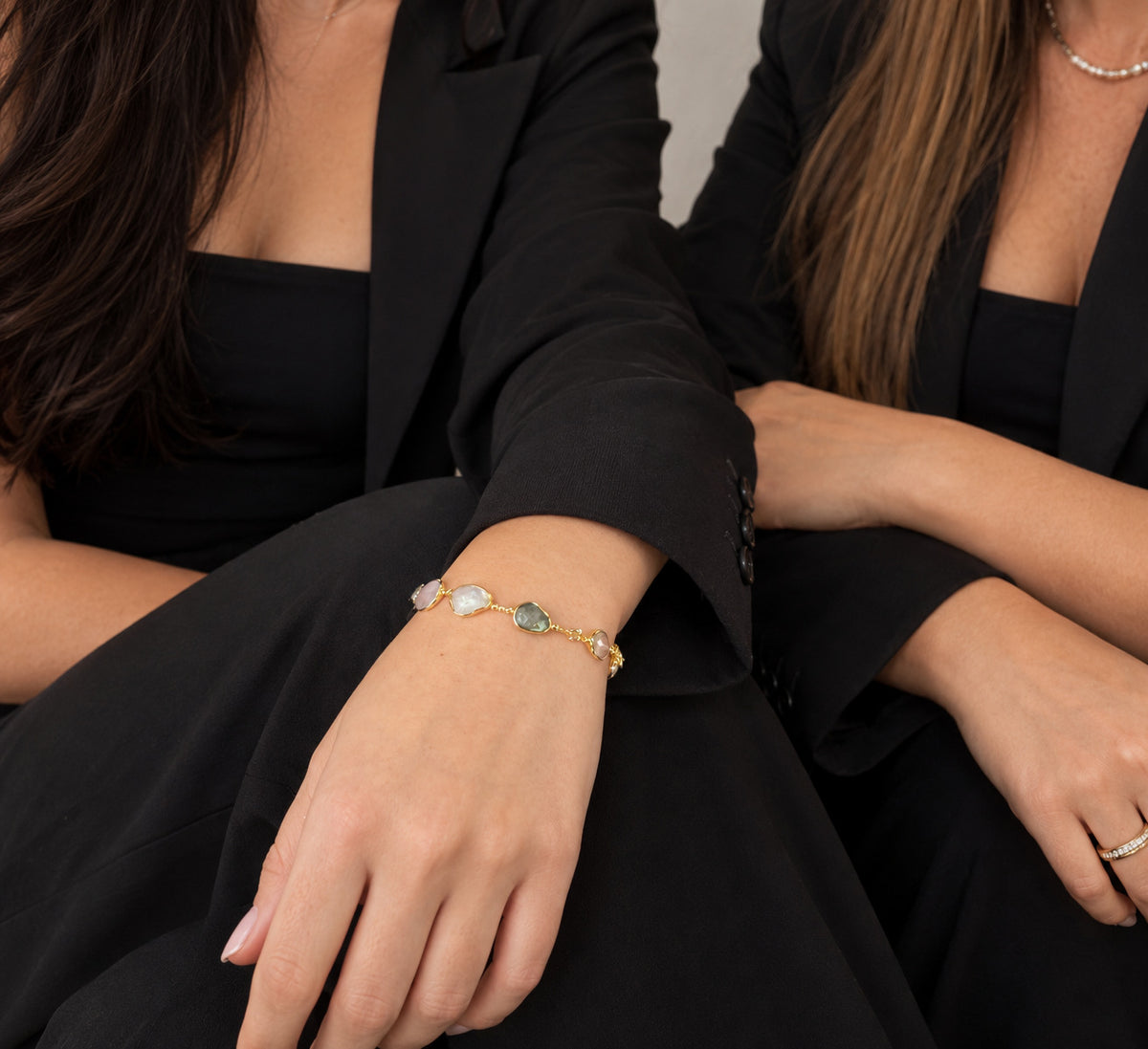 Vergoldetes Armband mit verschiedenen Natursteinen