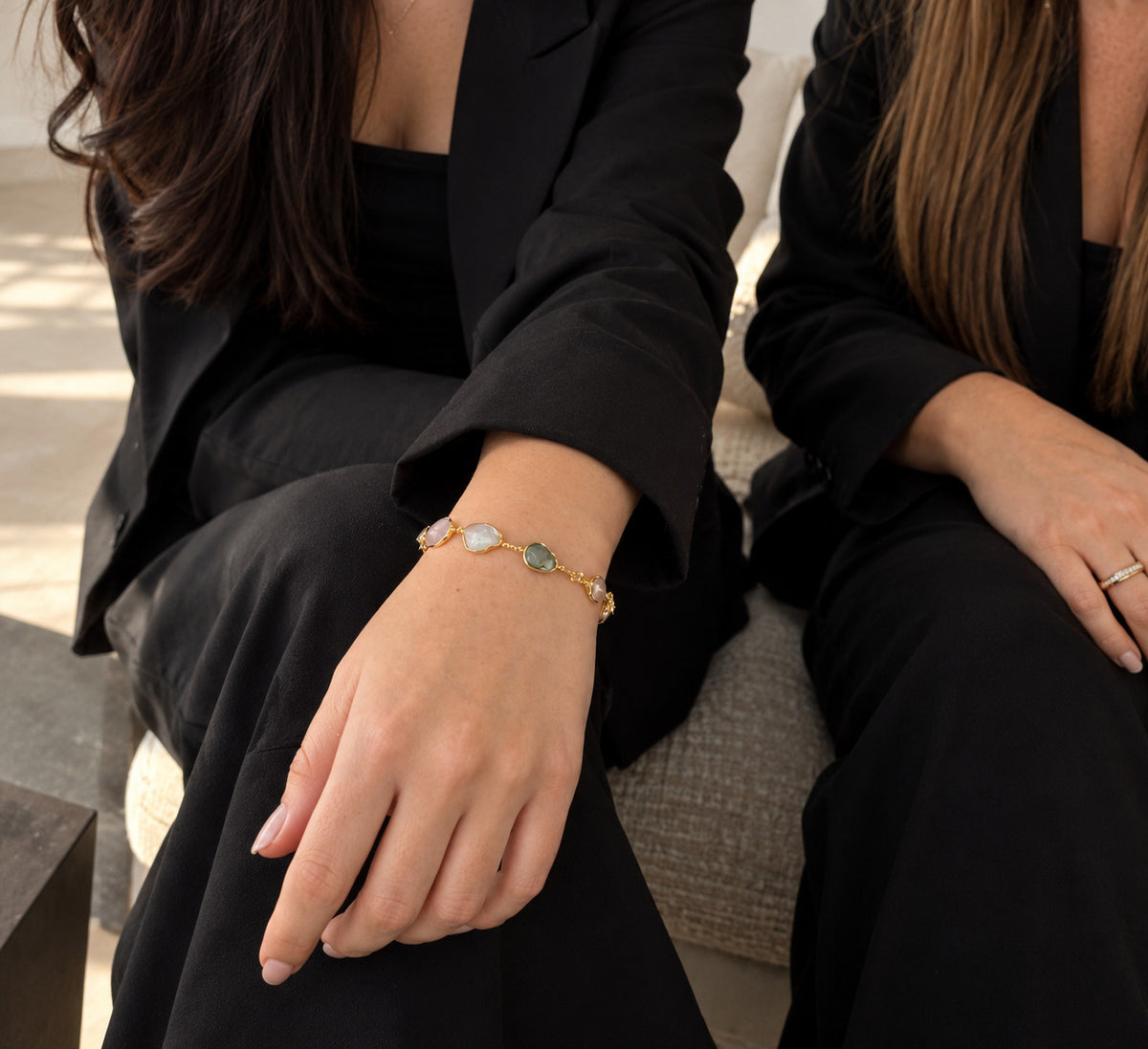 Vergoldetes Armband mit verschiedenen Natursteinen