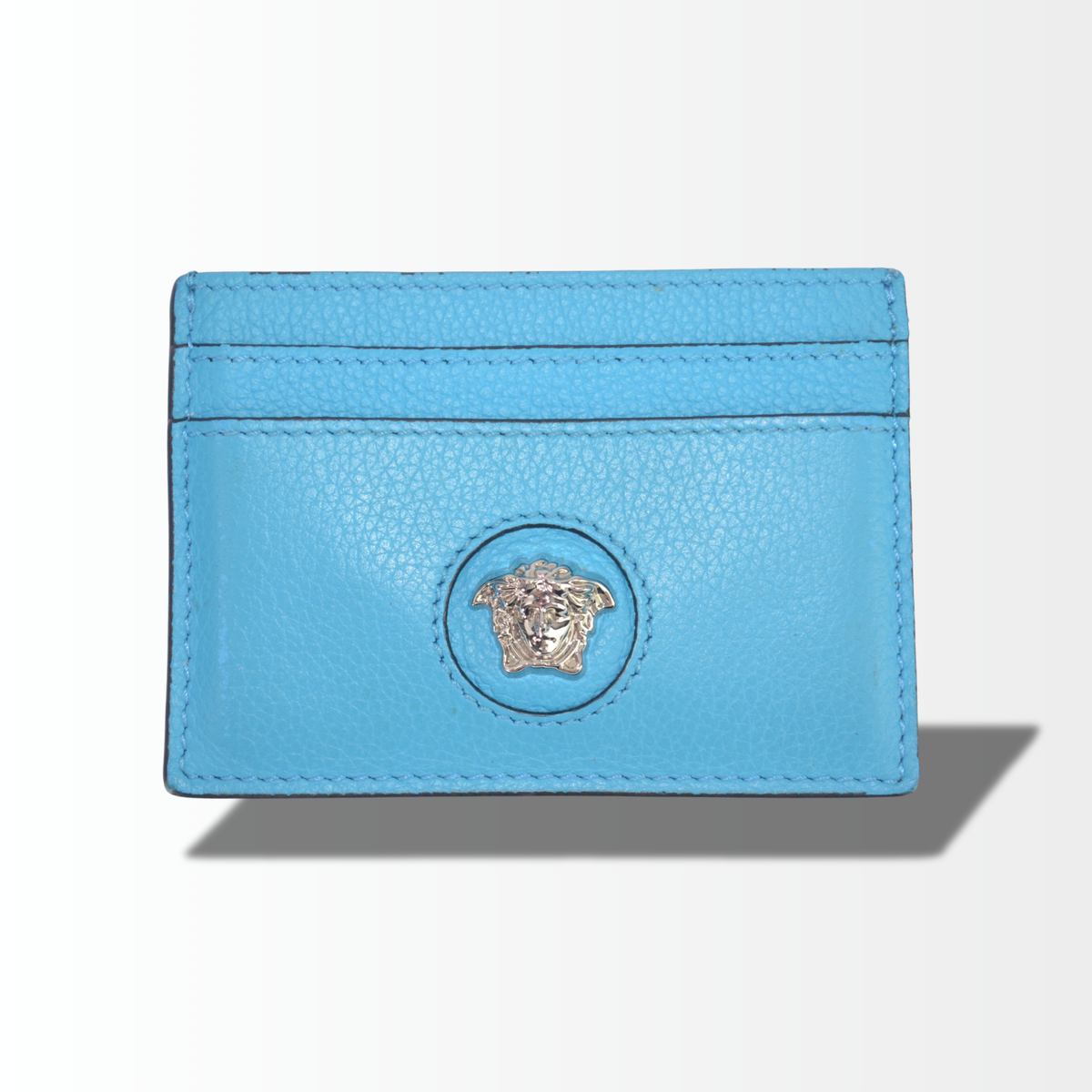 Versace Kartenetui aus türkisem Leder mit silberfarbenem Versace Schriftzug