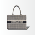 Dior Book Tote Large Houndstooth Schwarz Weiß mit Christian Dior Paris Schriftzug