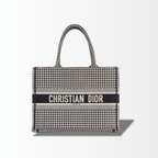 Dior Book Tote Large Houndstooth Schwarz Weiß mit Christian Dior Paris Schriftzug