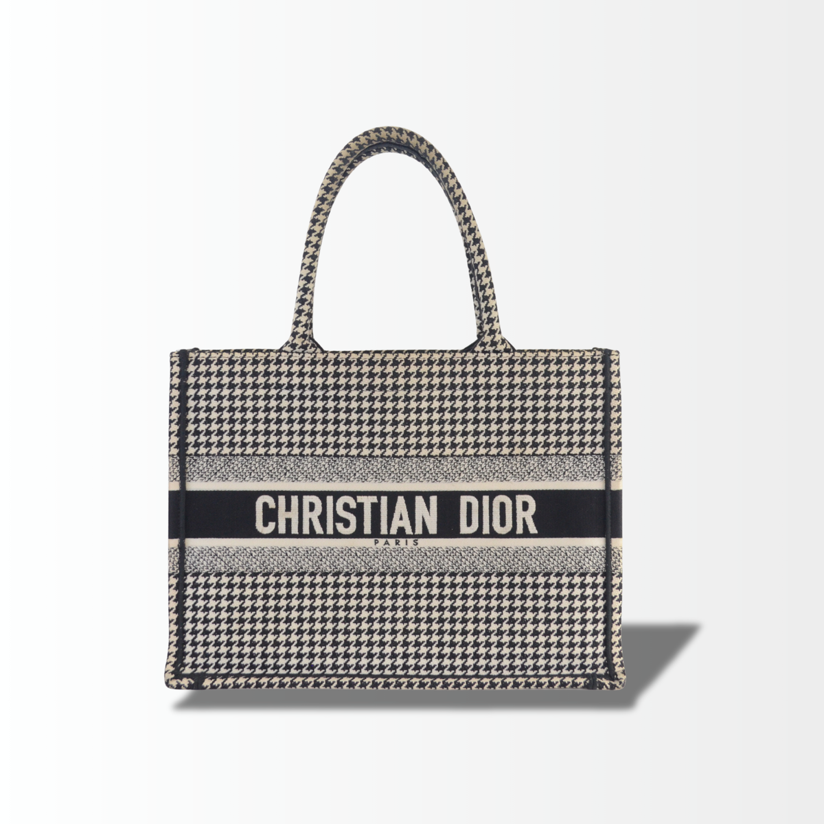 Dior Book Tote Large Houndstooth Schwarz Weiß mit Christian Dior Paris Schriftzug